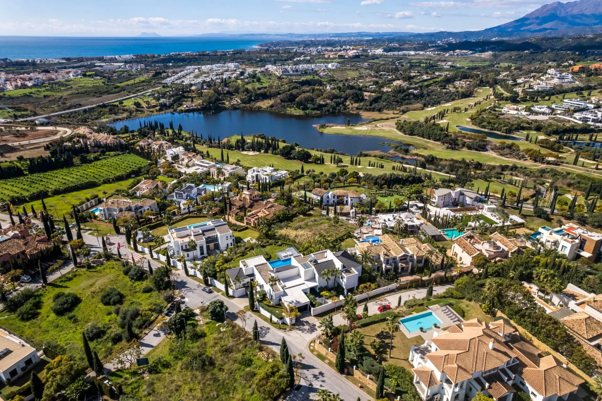 Imagine Estepona – wonen op de New Golden Mile met uitzicht op golfbanen en de Middellandse Zee.